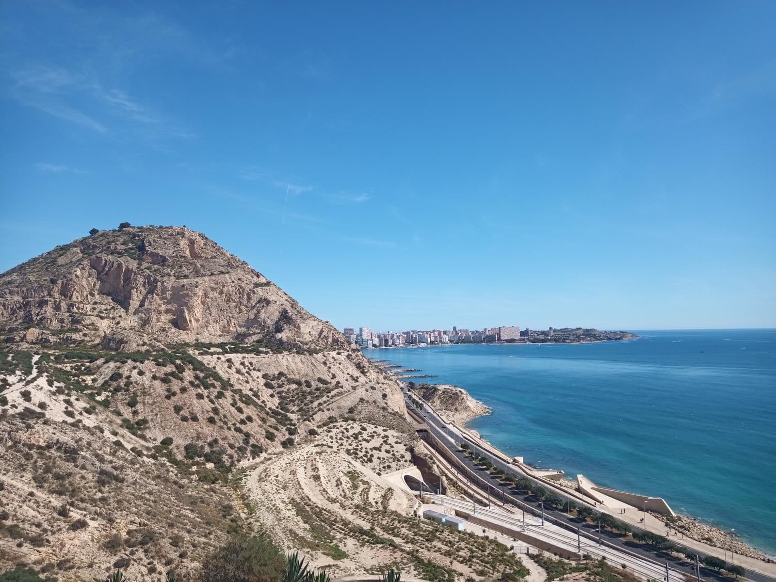 Alicante from the heights: a natural viewpoint without leaving the city