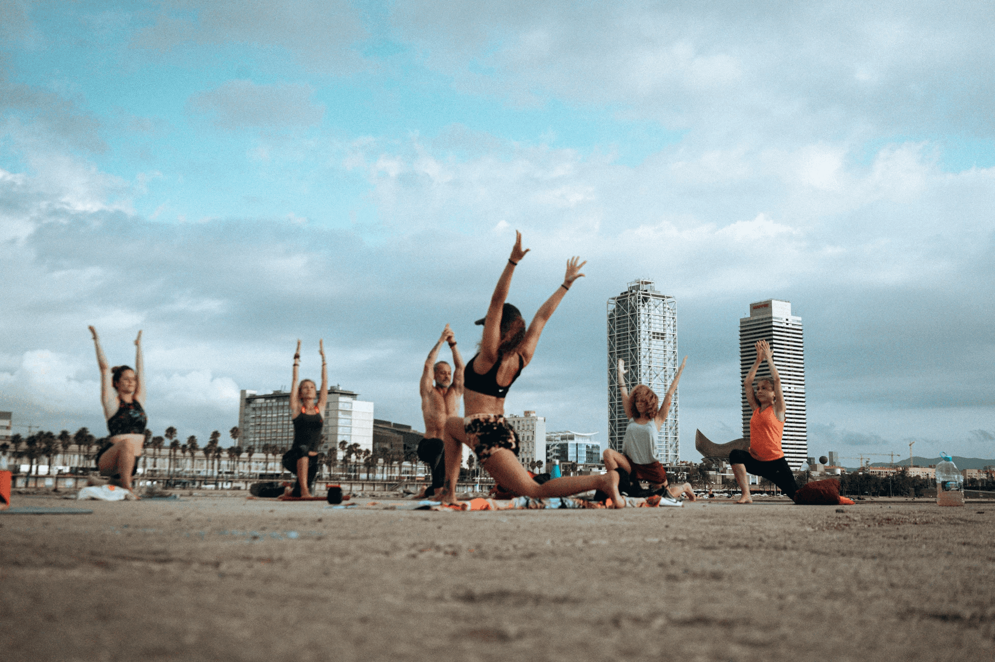 Asanas, música y el mar: descubre la experiencia sanadora de Yoga by the sea