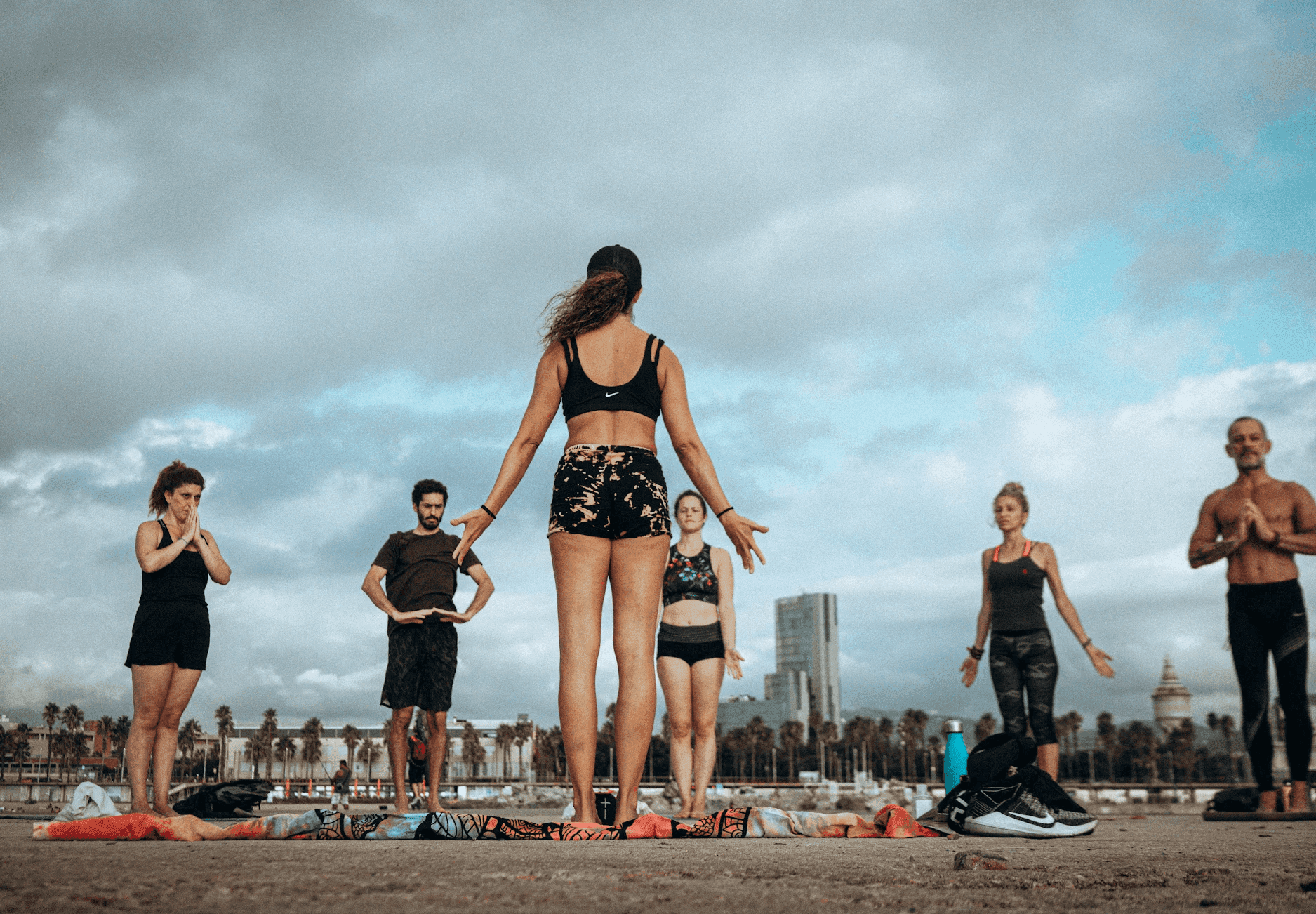 Asanas, música y el mar: descubre la experiencia sanadora de Yoga by the sea