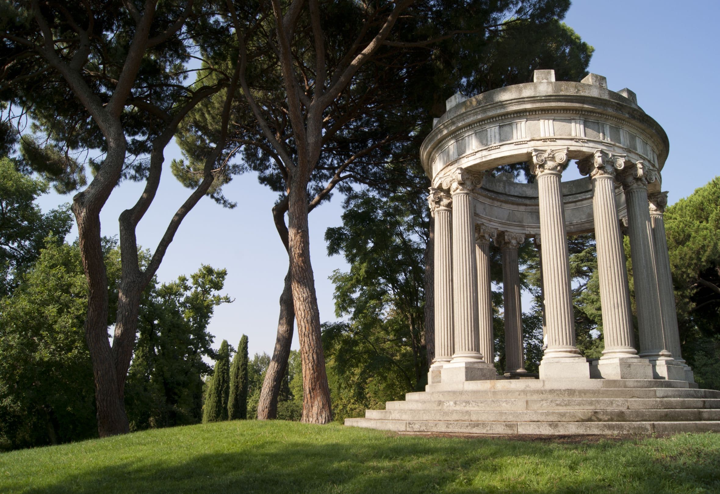 Flora, art and legends: why get lost in Madrid's Capricho Garden?