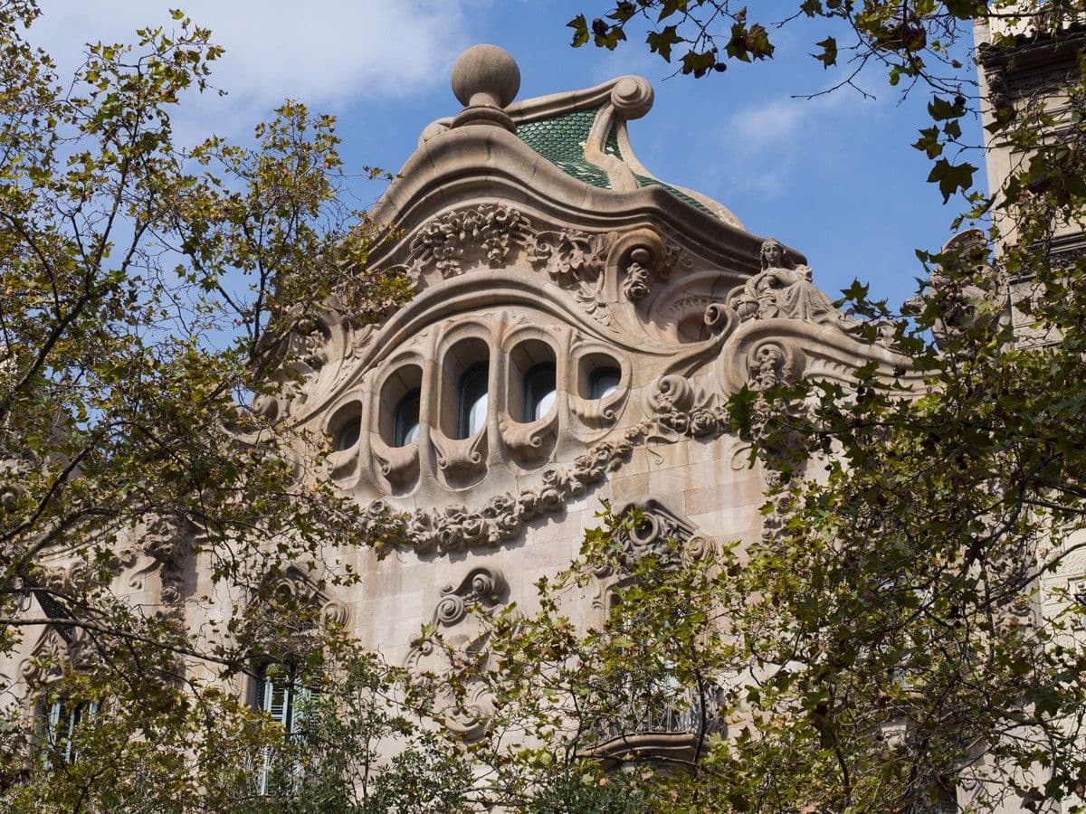 Casa Comalat: otra joya modernista oculta en plena Diagonal de Barcelona