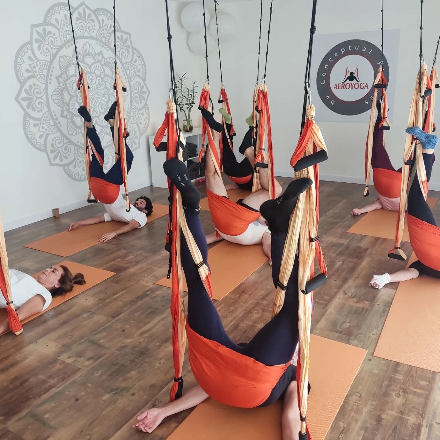 Vuela y relájate con estas clases de aeroyoga en Madrid