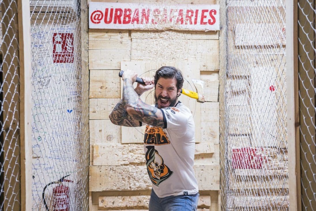 Siéntete como un vikingo con el tiro con hacha de Urban Safari