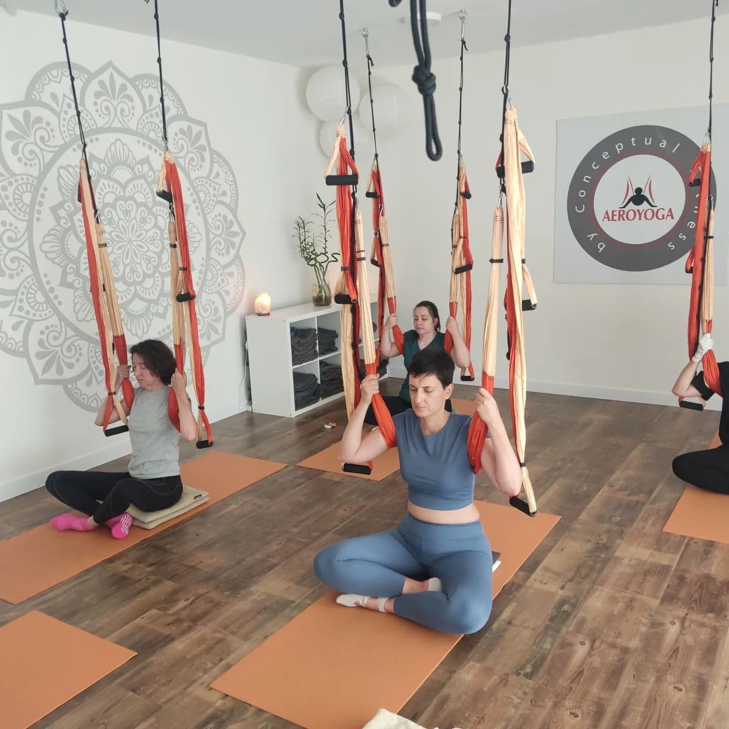 Vuela y relájate con estas clases de aeroyoga en Madrid