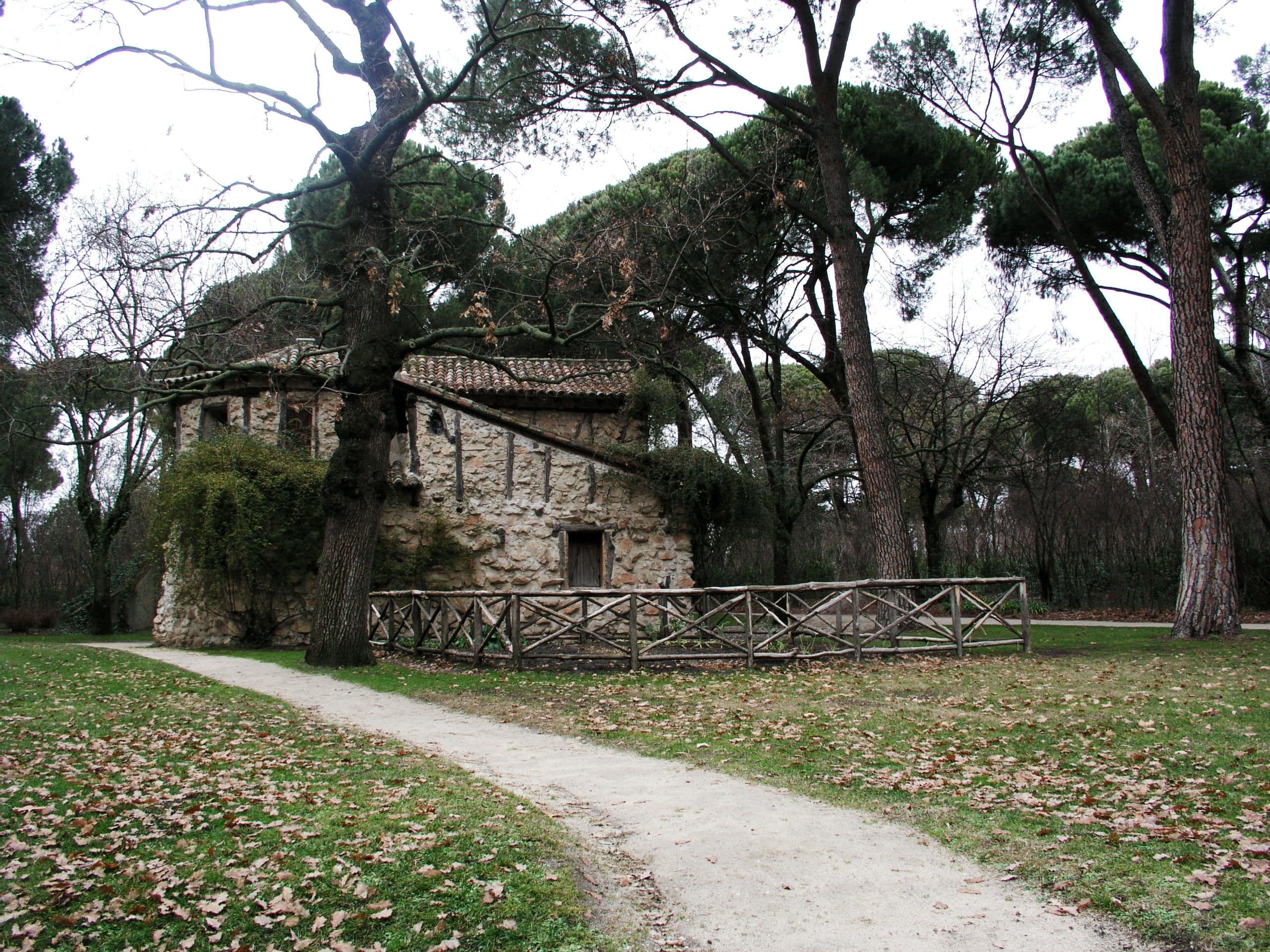 Flora, art and legends: why get lost in Madrid's Capricho Garden?
