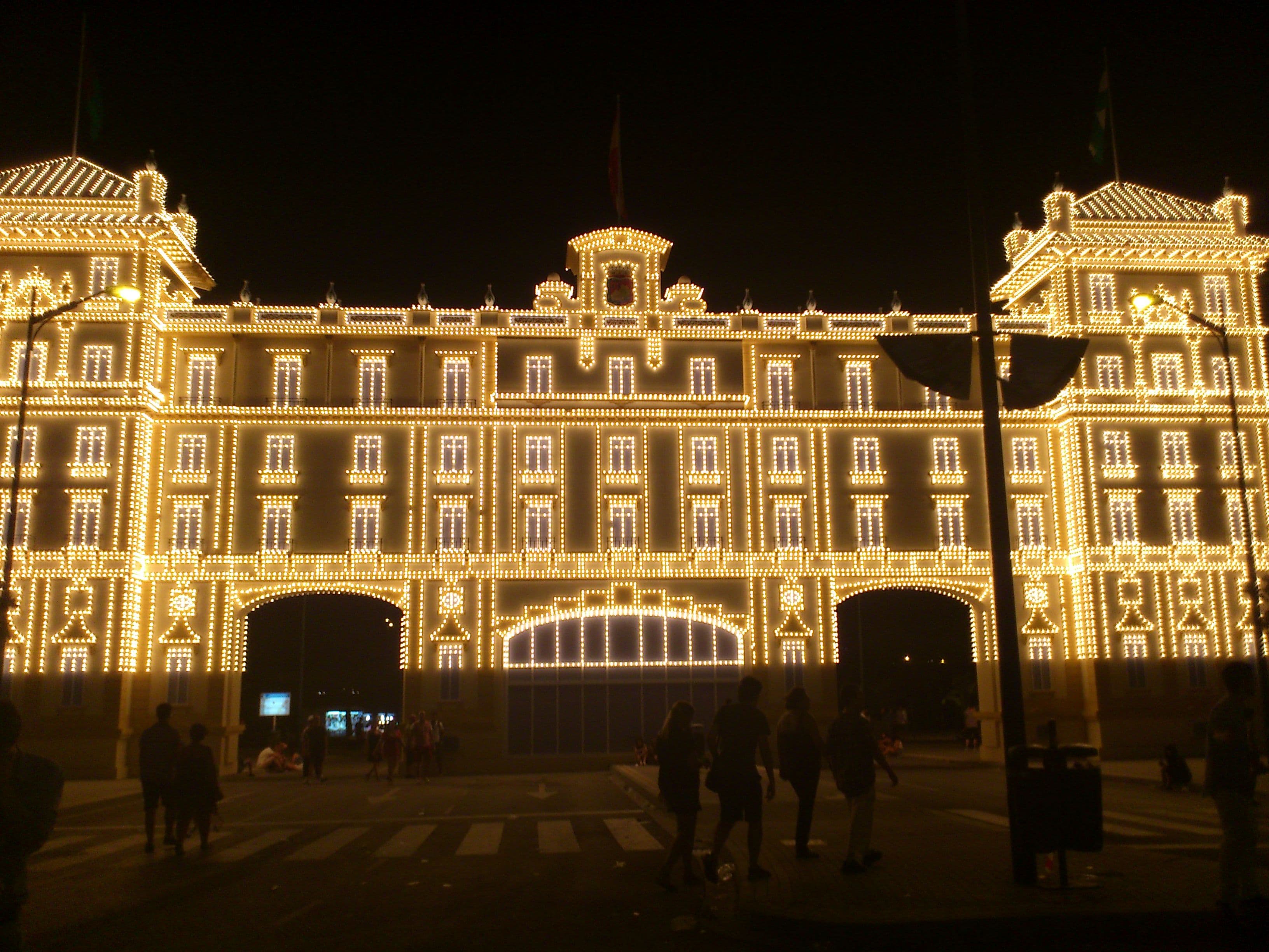 Countdown to the Malaga Fair: lanterns, copla and verdiales fill the city