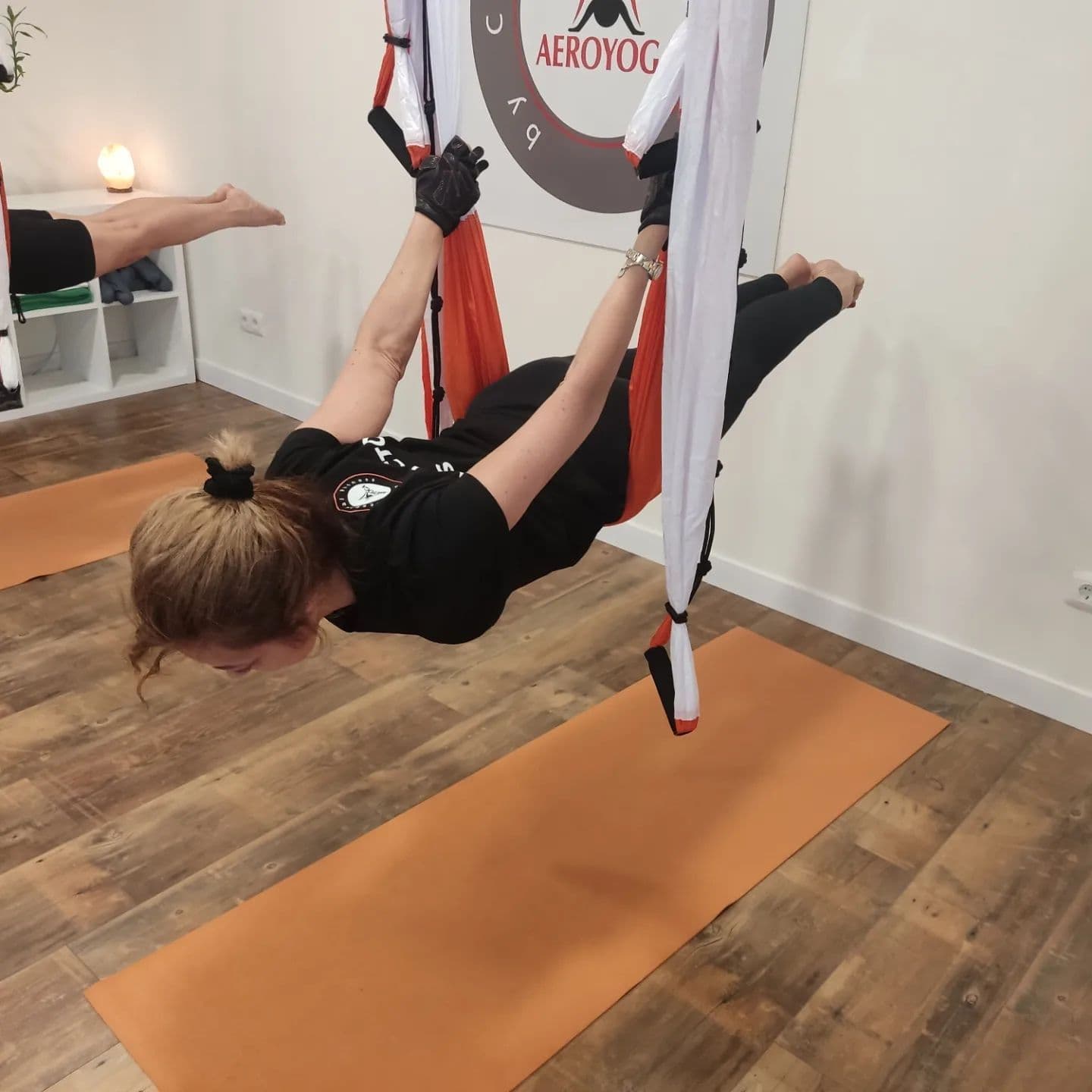 Vuela y relájate con estas clases de aeroyoga en Madrid