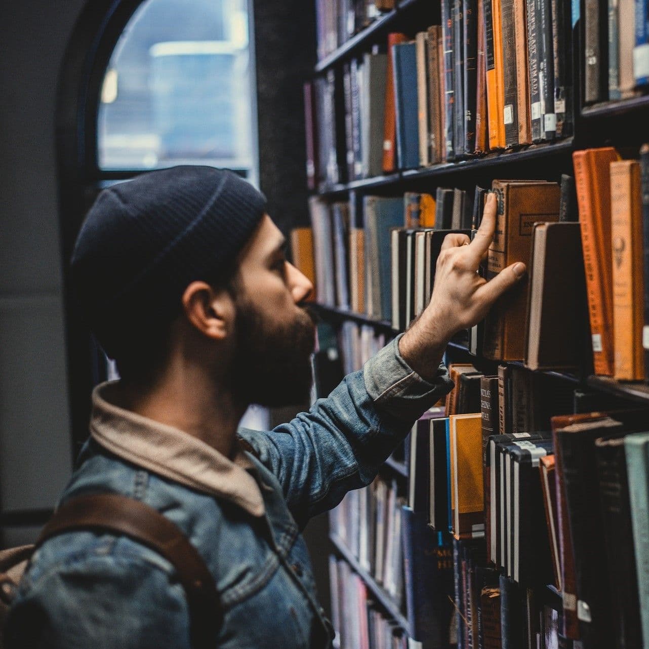 La biblioteca masona de Barcelona donde vive Sherlock Holmes
