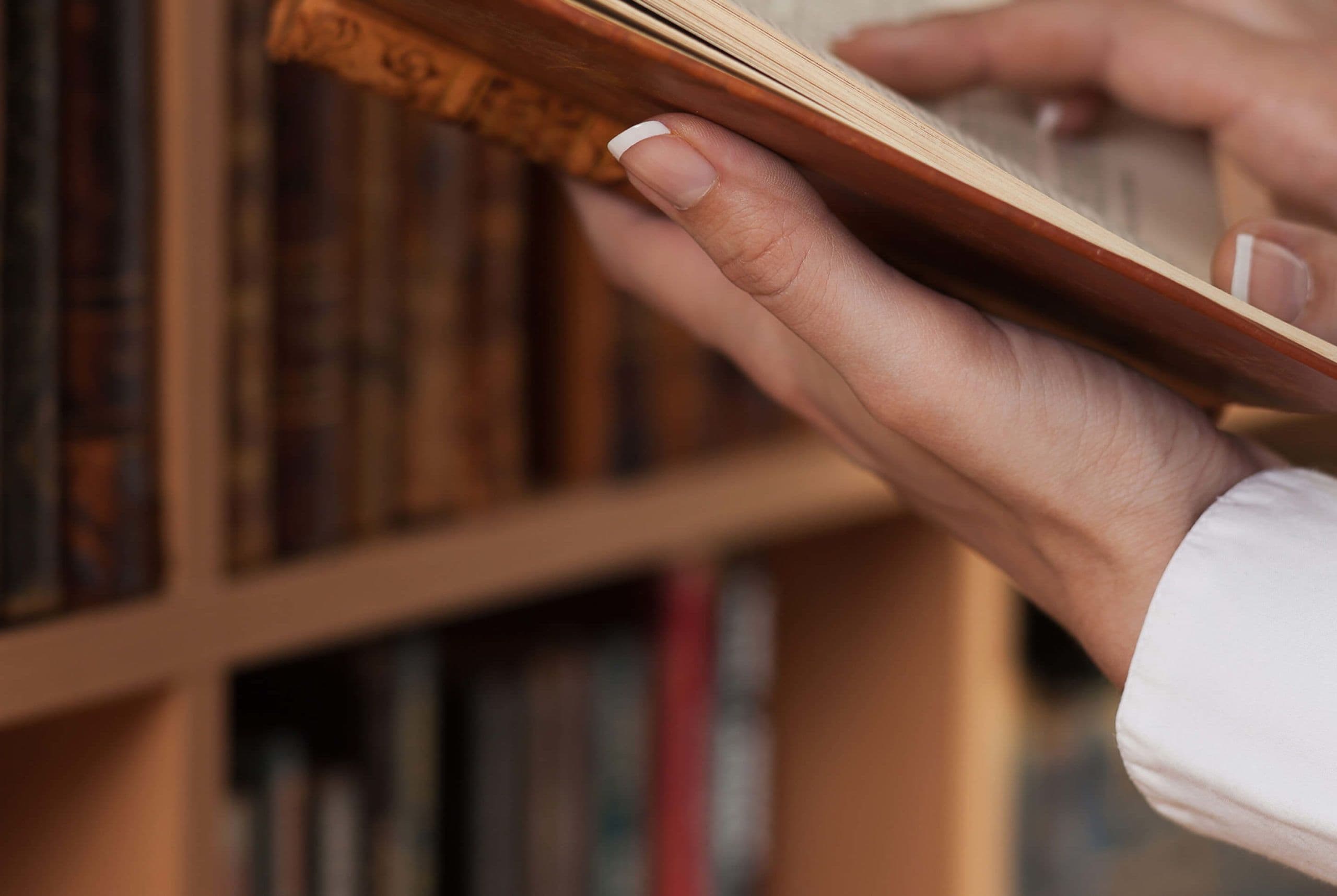 La biblioteca masona de Barcelona donde vive Sherlock Holmes