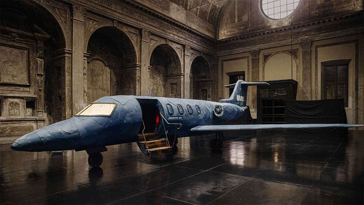 The G-Star Raw brand dresses a 4-meter jet with its jeans to promote recycling