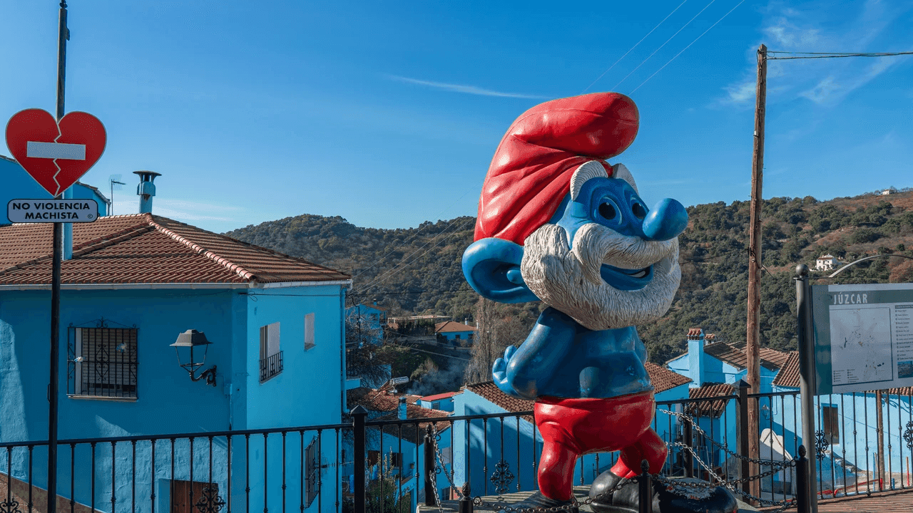 Júzcar: la aldea pintada de azul que rinde homenaje a los Pitufos