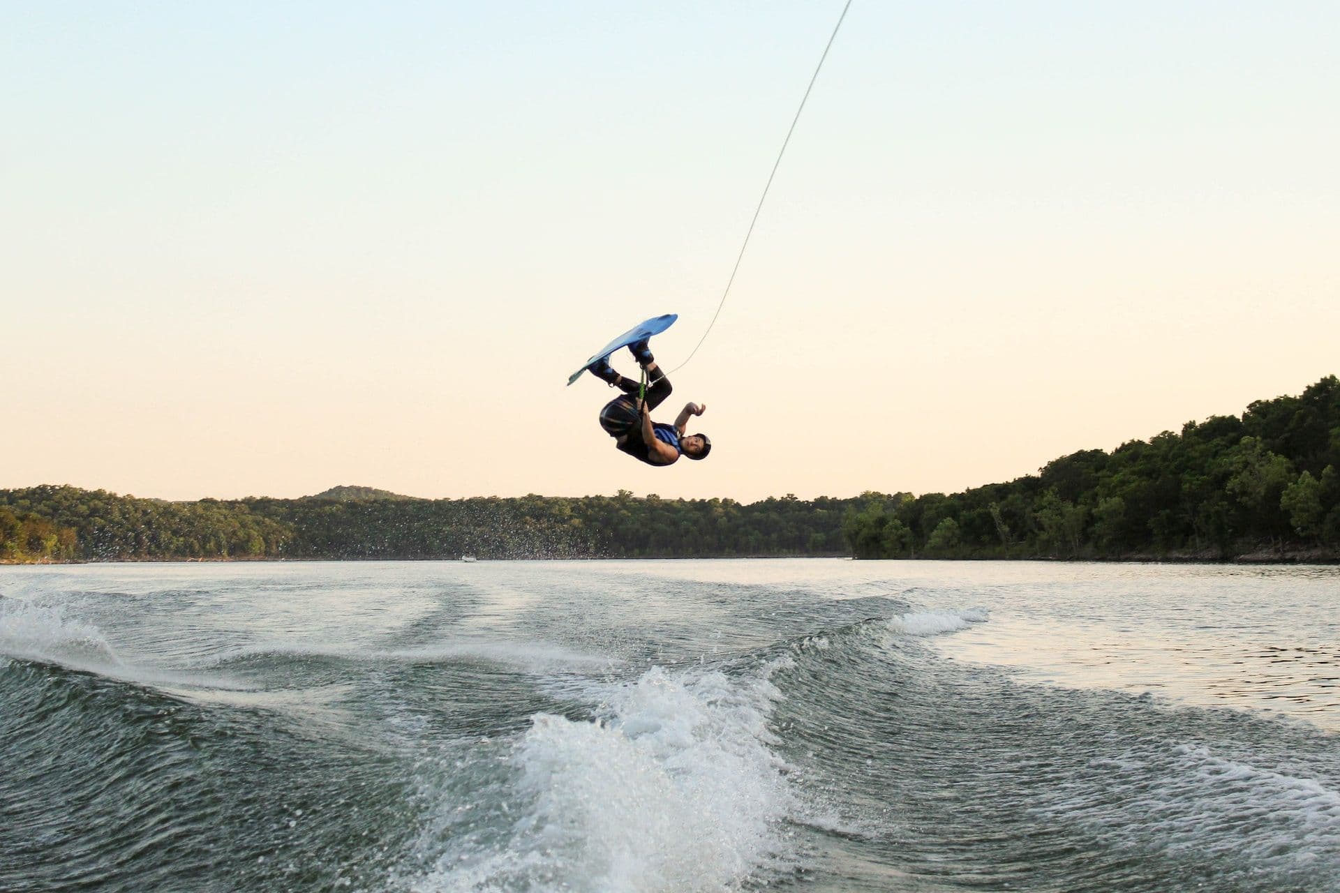 Date un baño de adrenalina con los deportes de agua del Embalse de Valmayor