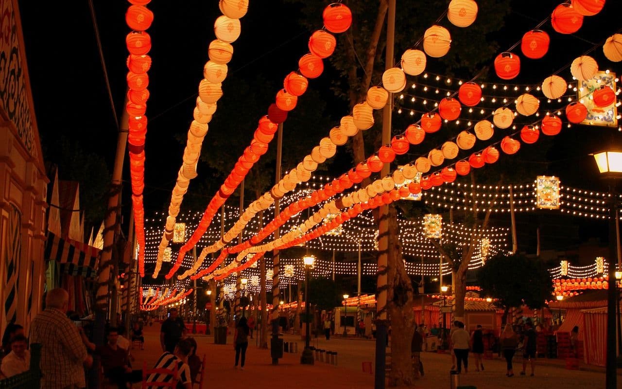 Countdown to the Malaga Fair: lanterns, copla and verdiales fill the city