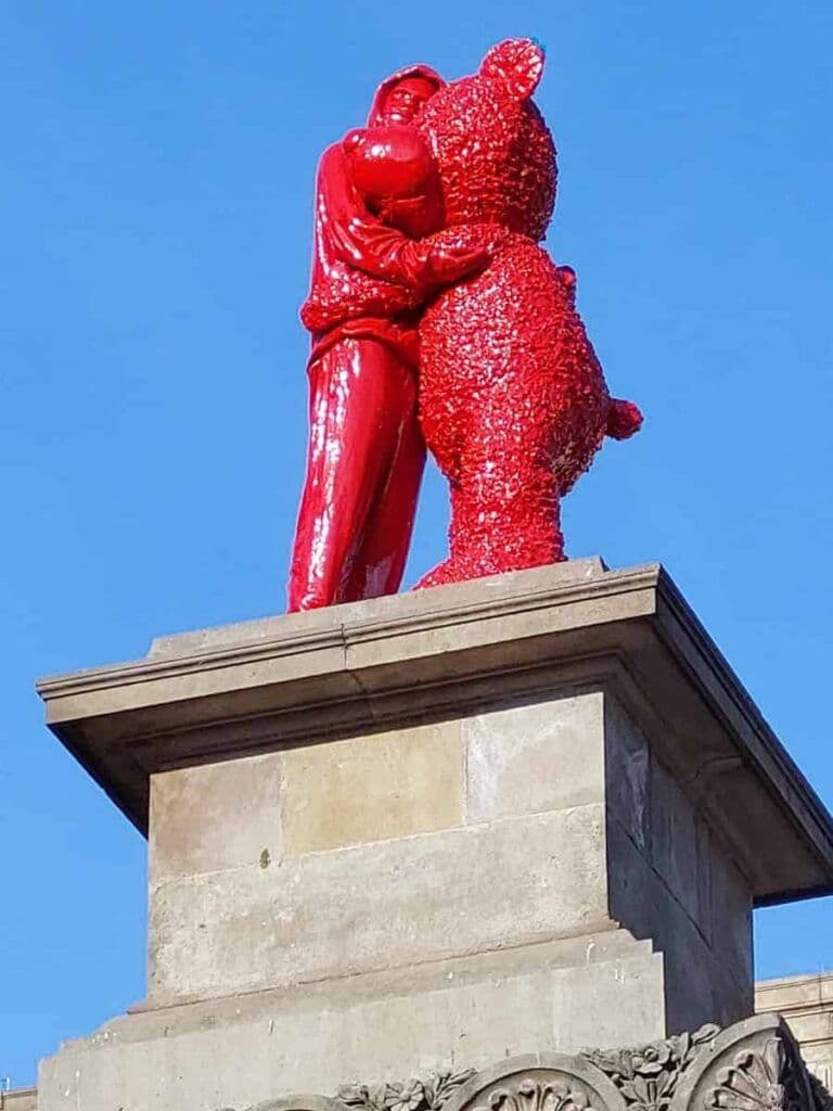 The secrets of the Plaça d'Idrissa Diallo in Barcelona