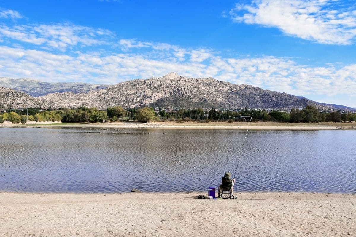 Date un baño de adrenalina con los deportes de agua del Embalse de Valmayor